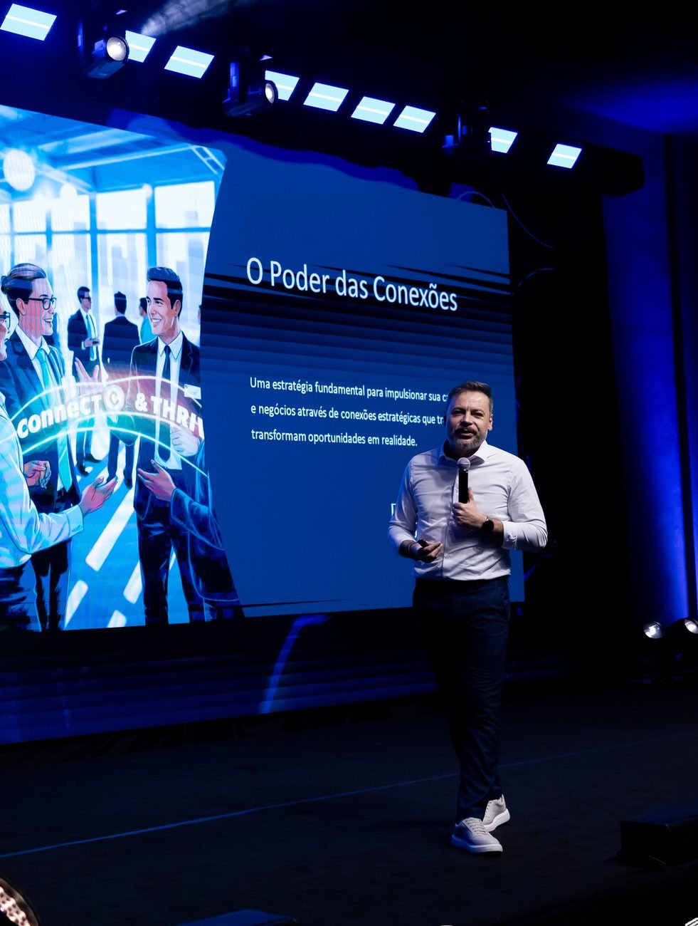Rodrigo Ferri Parisotto palestrando no Workshop ATI sobre o poder das conexões